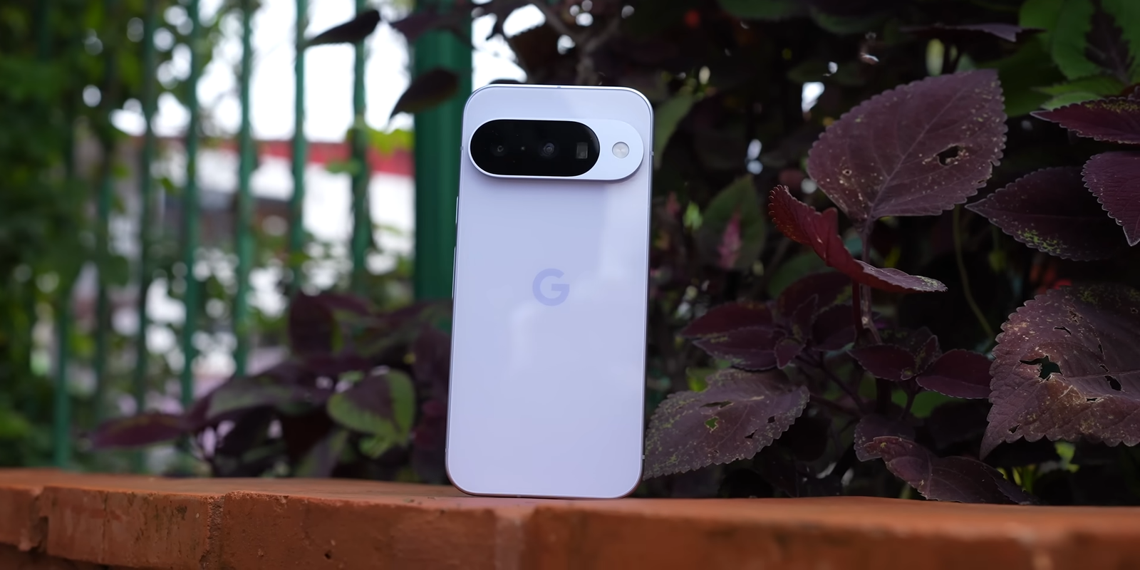 Google Pixel 10 Review 2025 – Compact Phone with Big Battery but Weak Performance